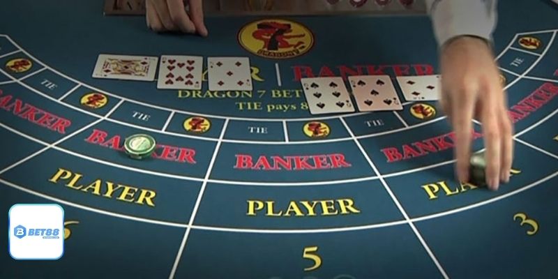 Baccarat tính điểm từ bài, tối đa 9, có luật rút bài rõ ràng tại bet88